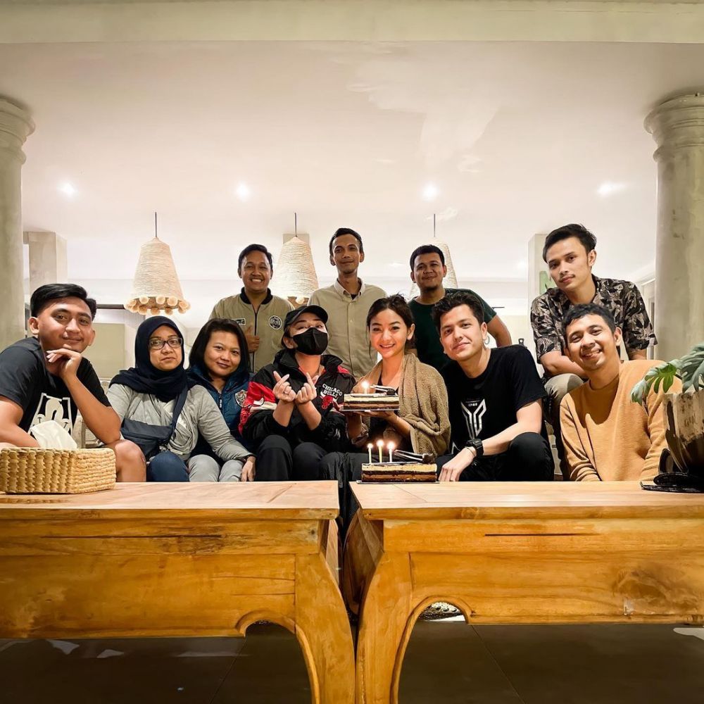 9 Potret ulang tahun Glenca Chysara, kehadiran Rendy Jhon disorot