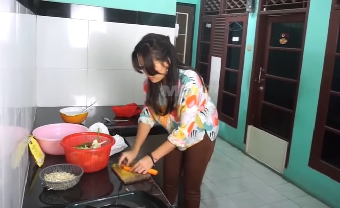 5 Menu makan siang ala Ayu Ting Ting, bikin tambah nasi