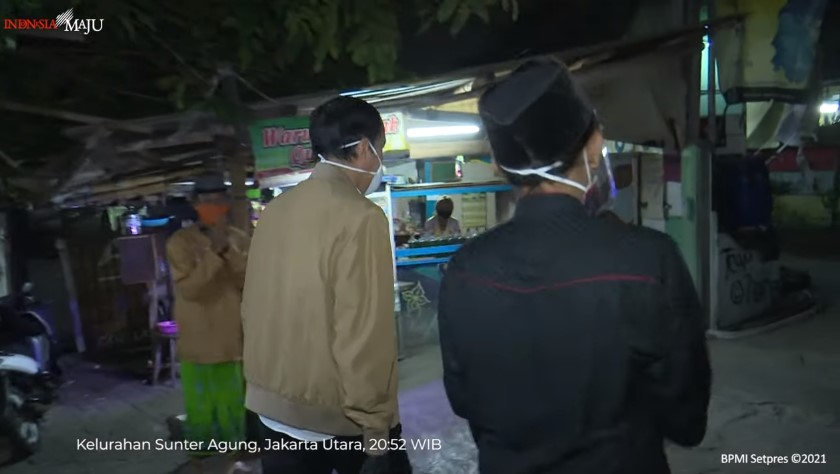 9 Momen Jokowi blusukan malam hari bagikan sembako dan paket obat