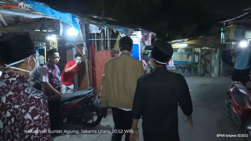 9 Momen Jokowi blusukan malam hari bagikan sembako dan paket obat
