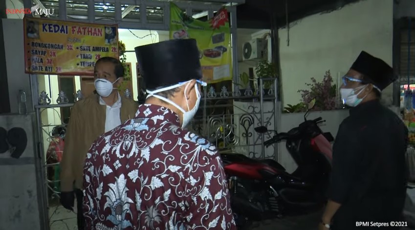9 Momen Jokowi blusukan malam hari bagikan sembako dan paket obat