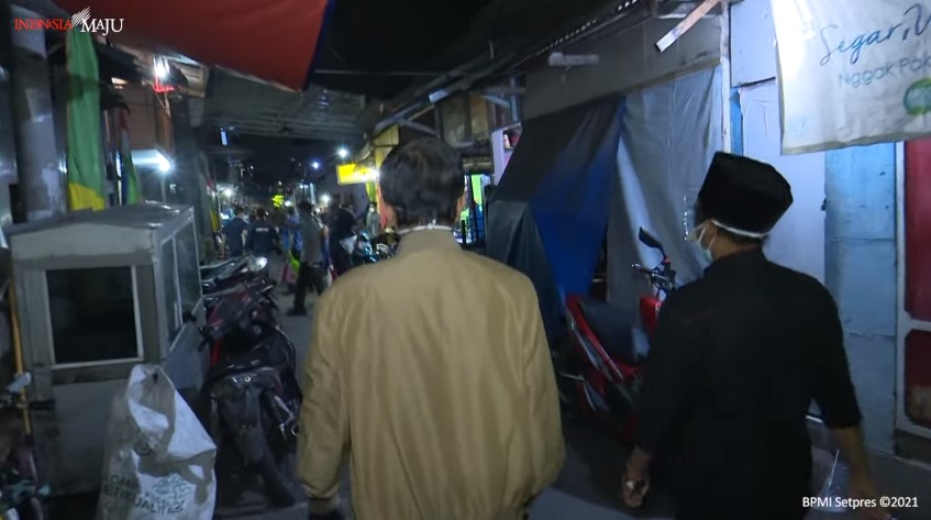 9 Momen Jokowi blusukan malam hari bagikan sembako dan paket obat