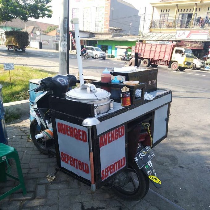 11 Pelesetan nama penyanyi di spanduk usaha ini bikin cekikikan