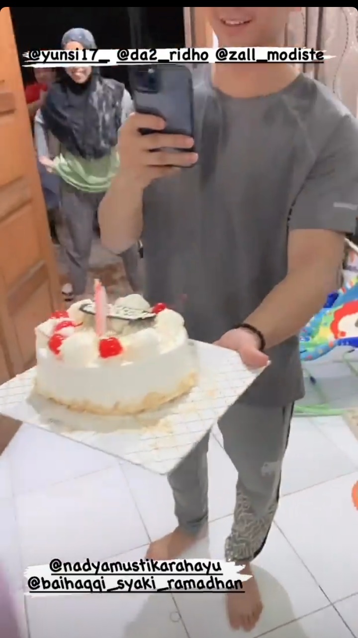 7 Potret anniversary pernikahan Rizki DA dan Nadya Mustika, romantis