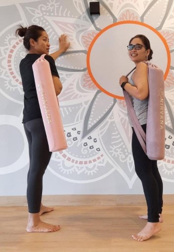 15 Momen pemain Ikatan Cinta saat yoga, lentur banget