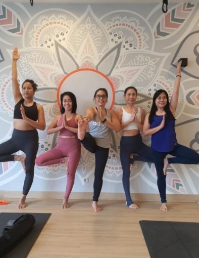15 Momen pemain Ikatan Cinta saat yoga, lentur banget