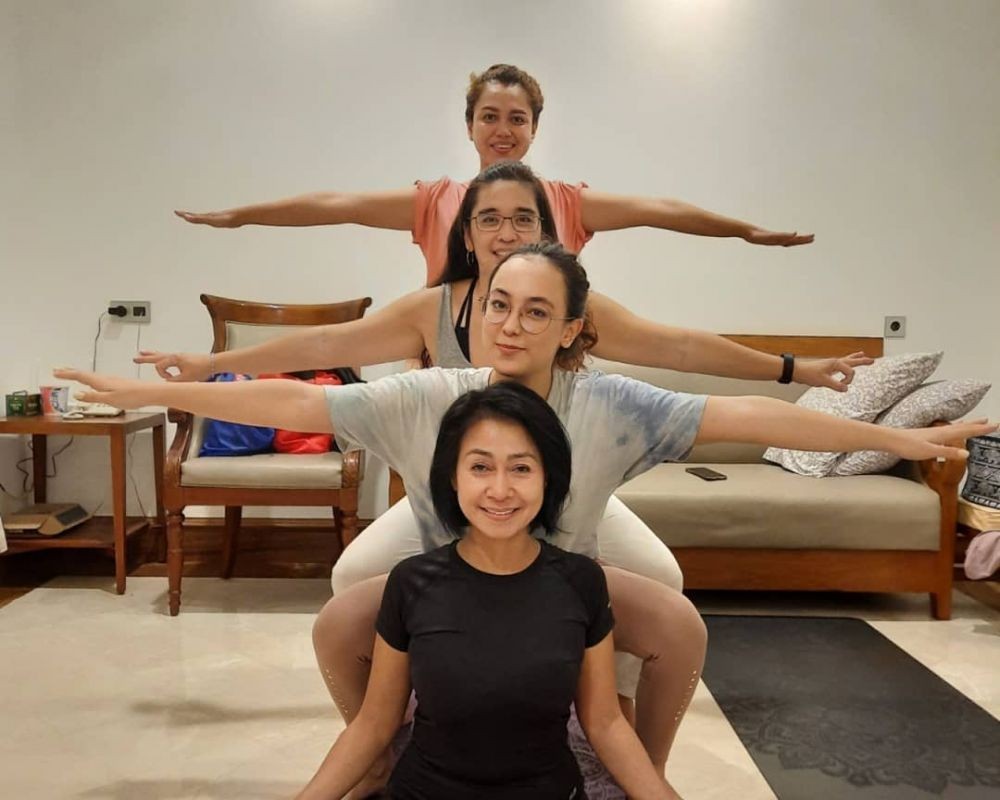 15 Momen pemain Ikatan Cinta saat yoga, lentur banget