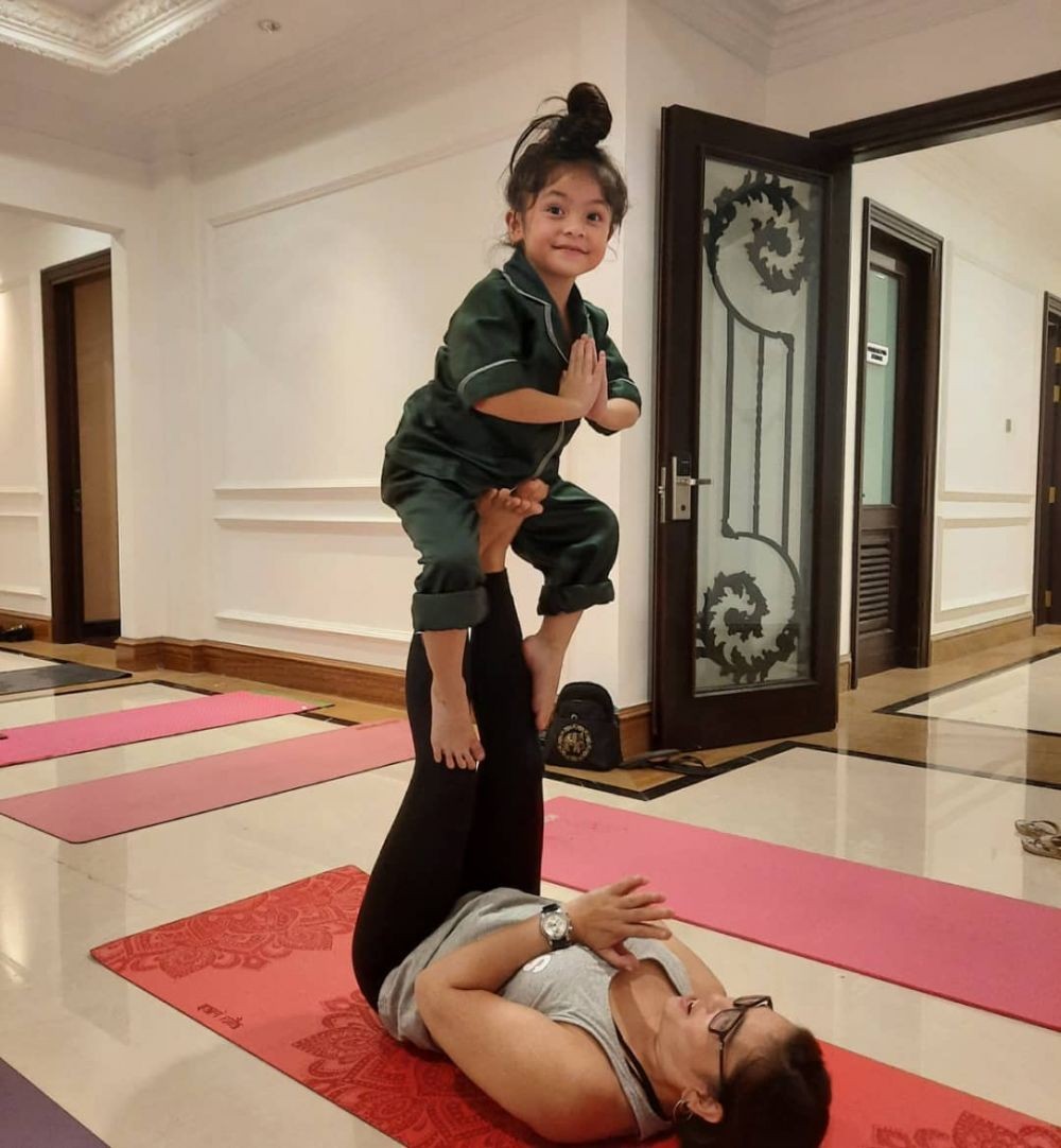 15 Momen pemain Ikatan Cinta saat yoga, lentur banget