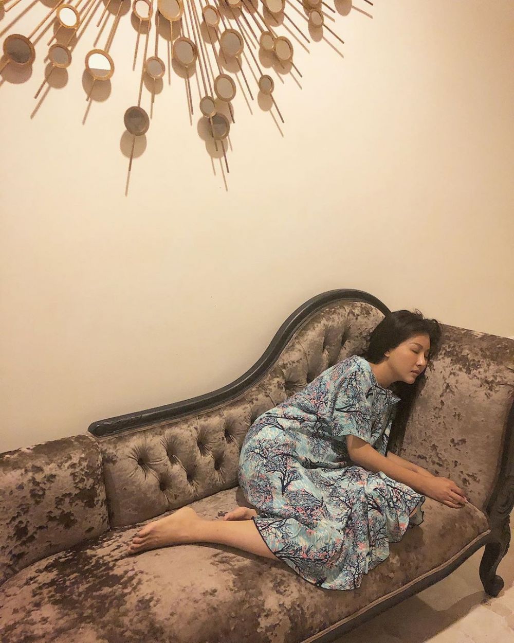5 Momen Sarwendah tidur di sofa, paras naturalnya disorot