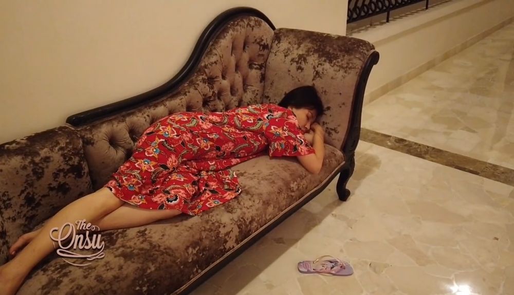 5 Momen Sarwendah tidur di sofa, paras naturalnya disorot