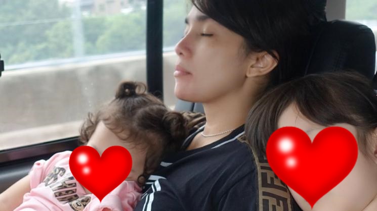 Momen 9 seleb unggah foto istri saat tidur, Darius dan Donna mesra