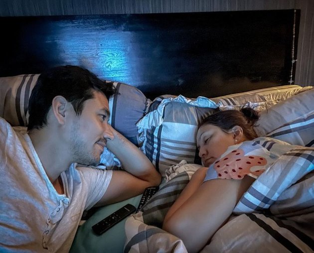 Momen 9 seleb unggah foto istri saat tidur, Darius dan Donna mesra