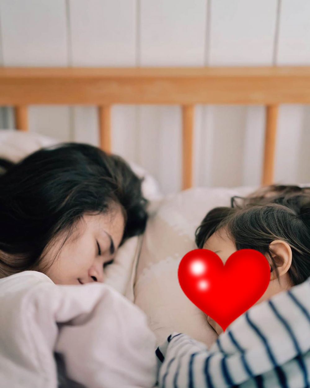 Momen 9 seleb unggah foto istri saat tidur, Darius dan Donna mesra