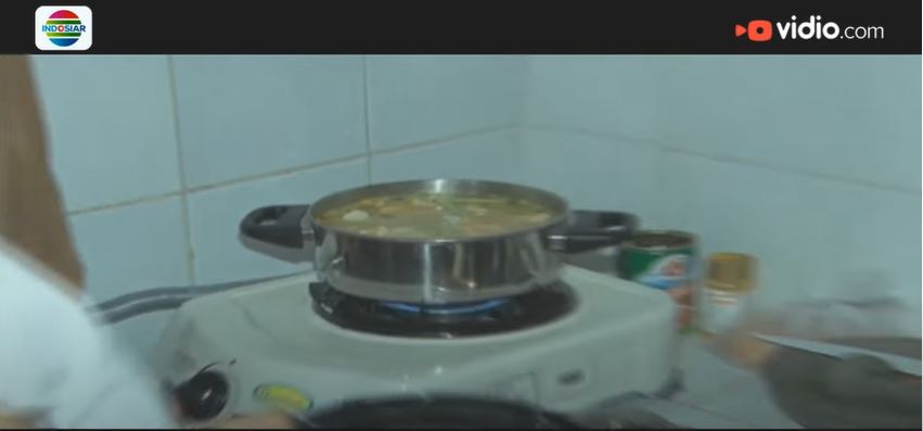 Menu masakan rumahan 9 pedangdut, Lesty Kejora buat kangkung sambal