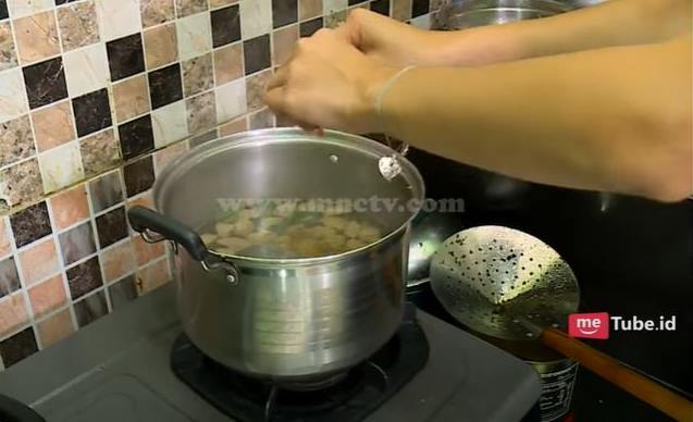 Menu masakan rumahan 9 pedangdut, Lesty Kejora buat kangkung sambal