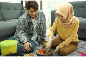 Menu masakan rumahan 9 pedangdut, Lesty Kejora buat kangkung sambal