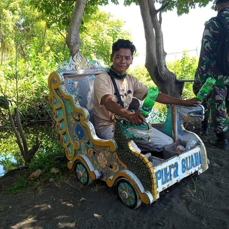 Lagi trending, ini 13 foto Opek Maju pria yang mirip Reza Arap