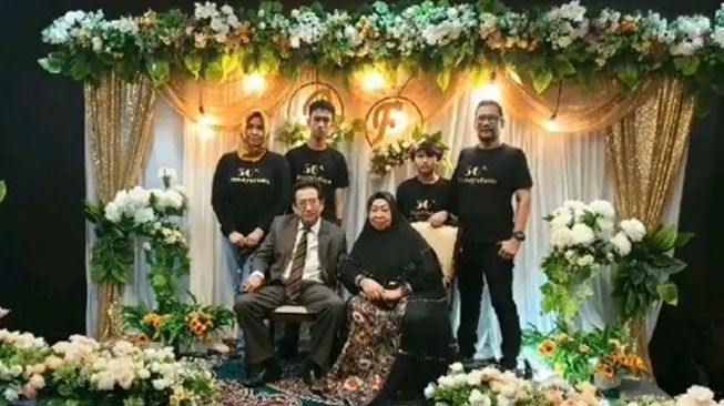 9 Potret kenangan Anwar Fuady dan istri, sempat rayakan anniversary