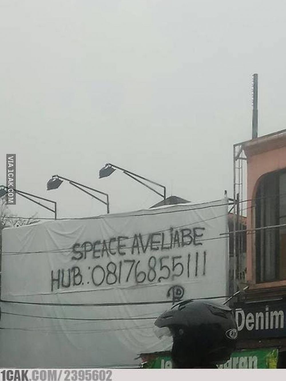 13 Spanduk pemberitahuan pakai bahasa Inggris, bikin senyum lebar