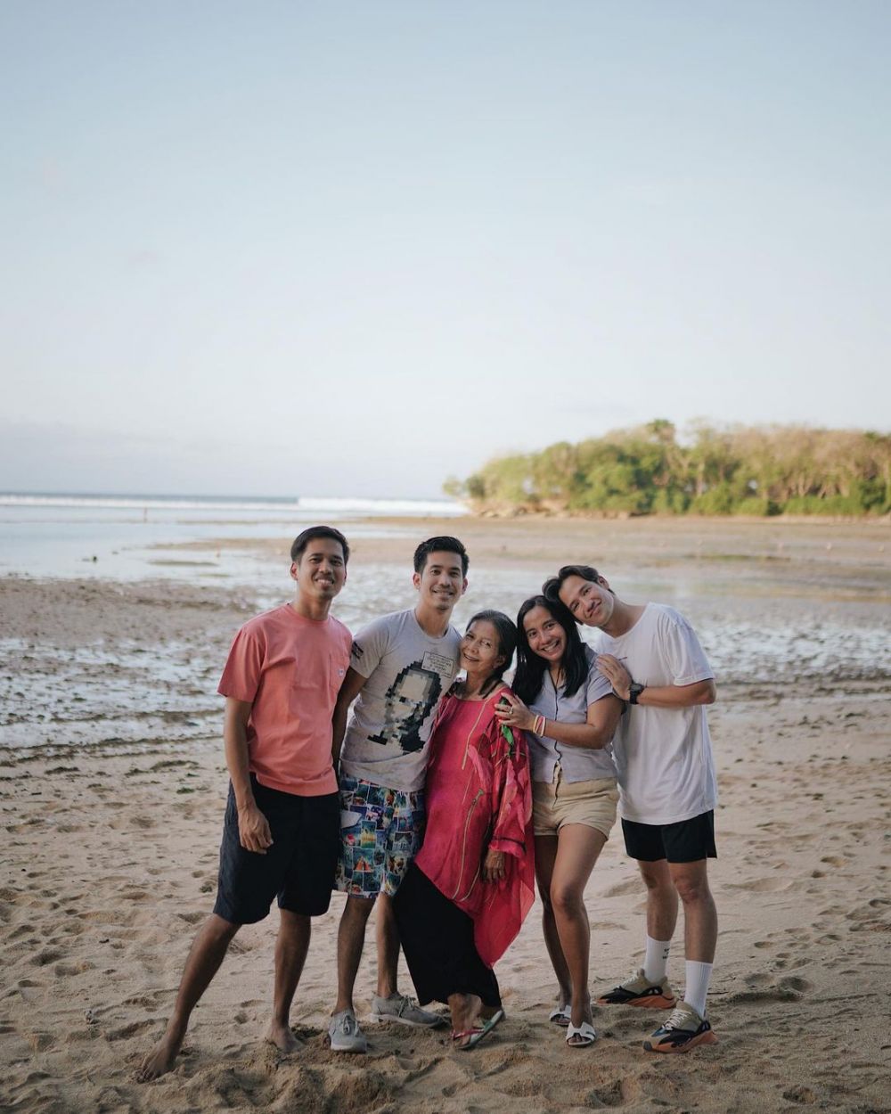 9 Potret aktor FTV bareng ibunya, Tara Budiman curi perhatian