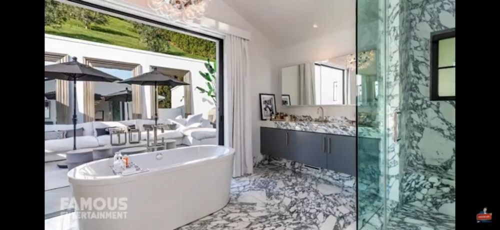 13 Potret rumah Rihanna di Beverly Hills, desainnya elegan banget