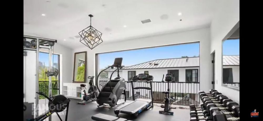 13 Potret rumah Rihanna di Beverly Hills, desainnya elegan banget