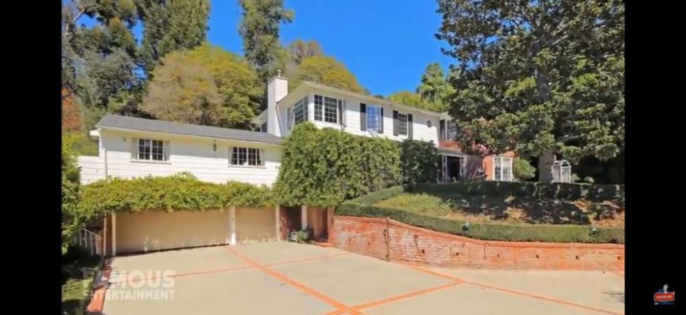 13 Potret rumah Rihanna di Beverly Hills, desainnya elegan banget