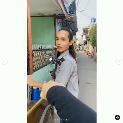 Mendadak viral, cowok penjual jamu ini rambutnya indah bak perempuan