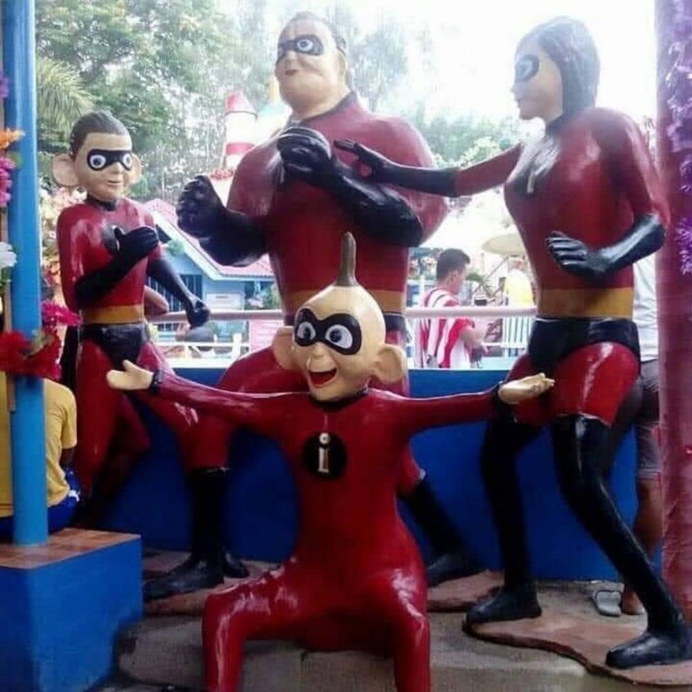 15 Potret lucu patung di tempat umum ini bentuknya absurd abis