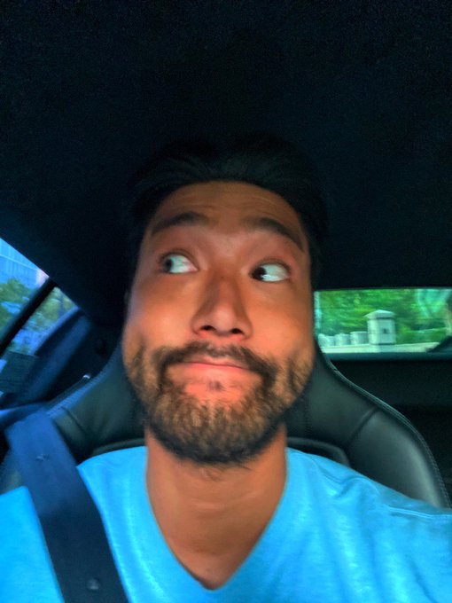 Biasa klimis, 9 potret Choi Siwon berewokan ini bikin pangling