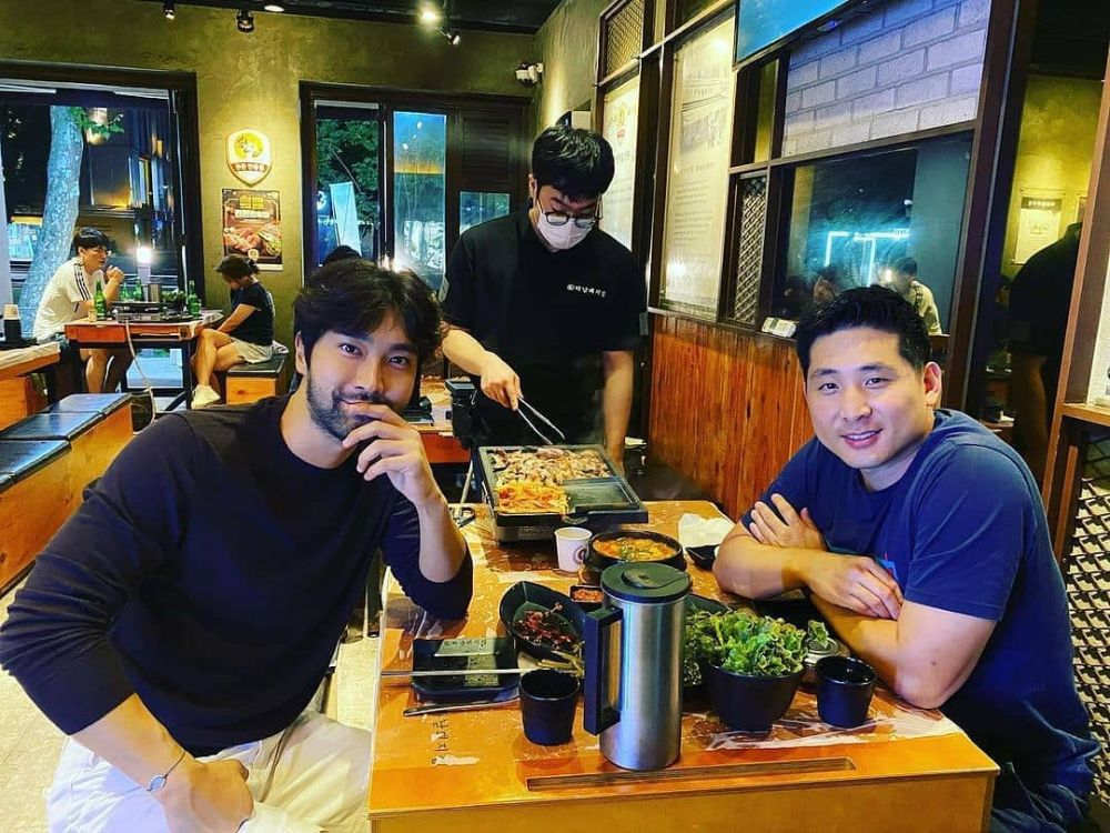 Biasa klimis, 9 potret Choi Siwon berewokan ini bikin pangling