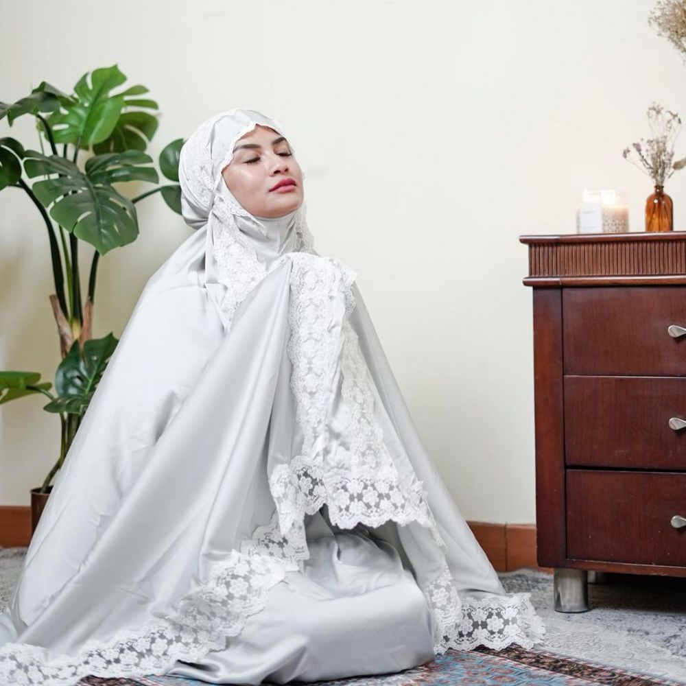 Momen 9 seleb salat Idul Adha 2021 di rumah, penuh kehangatan