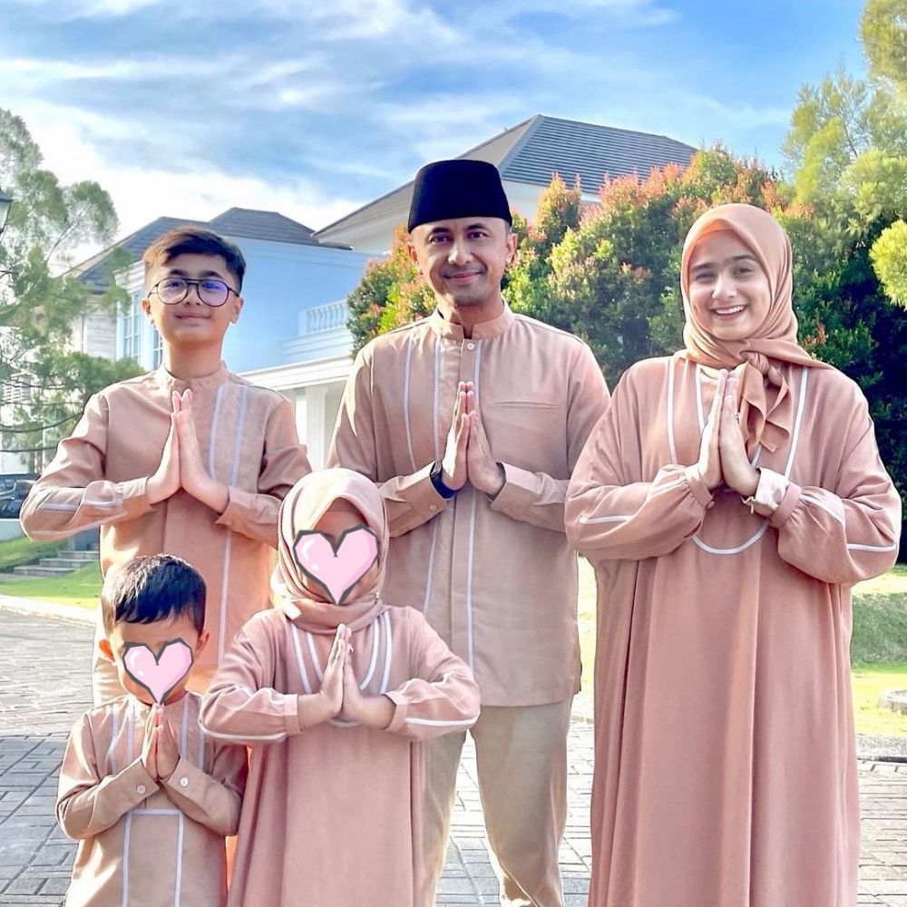 11 Seleb rayakan Idul Adha di rumah bareng keluarga, gayanya kompak