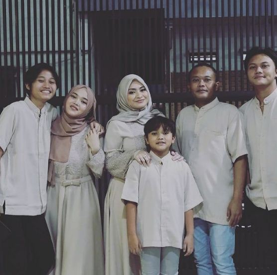 Potret 5 presenter rayakan Idul Adha bareng keluarga, penuh kehangatan