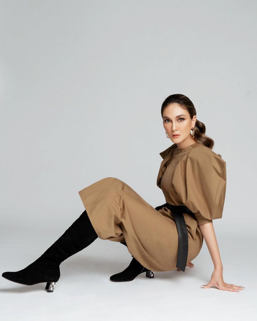 11 Gaya pemotretan terbaru Luna Maya, outfitnya dari brand kelas dunia