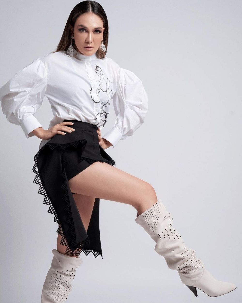 11 Gaya pemotretan terbaru Luna Maya, outfitnya dari brand kelas dunia