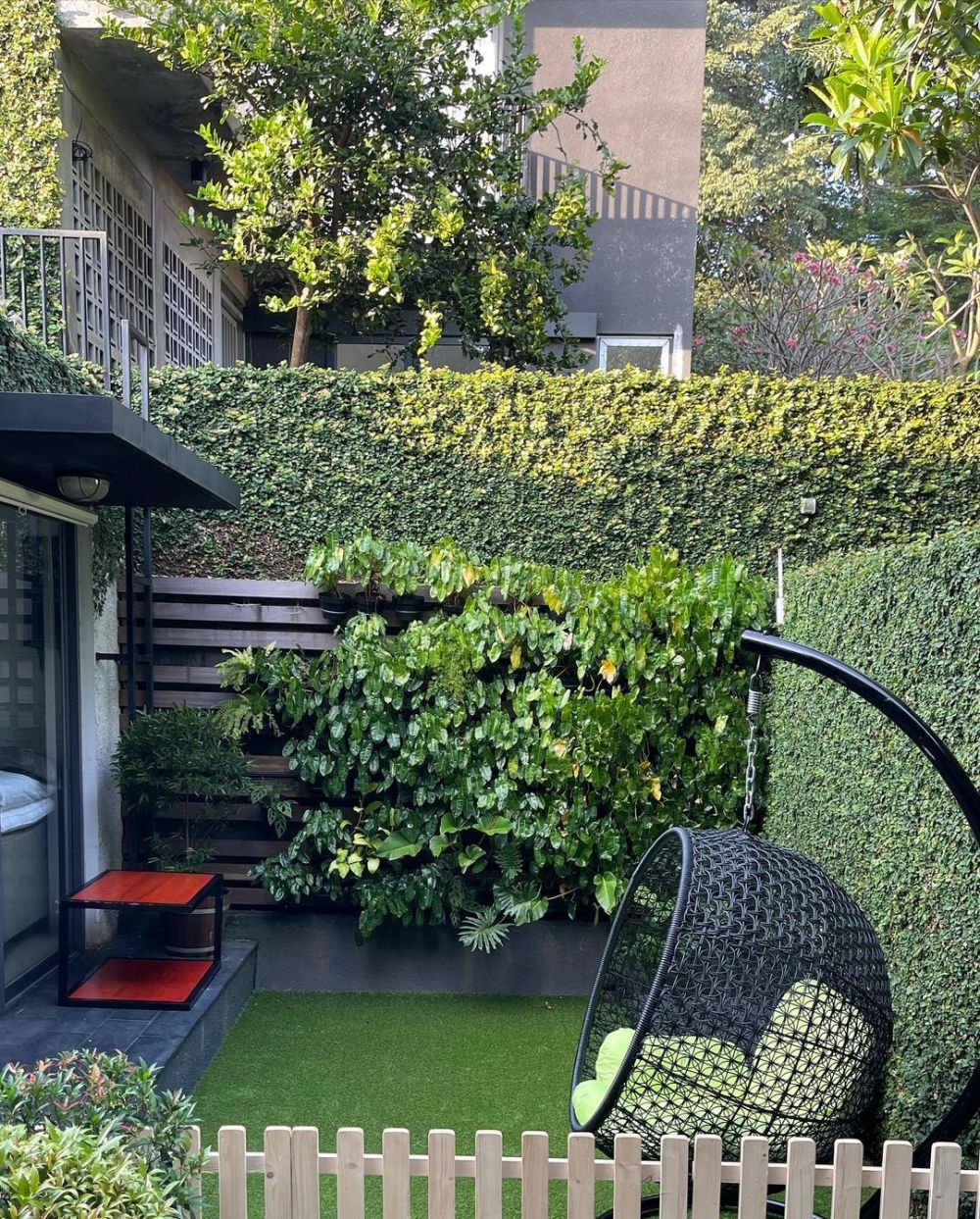 8 Potret halaman rumah Joko Anwar, ruang kerjanya menyatu backyard