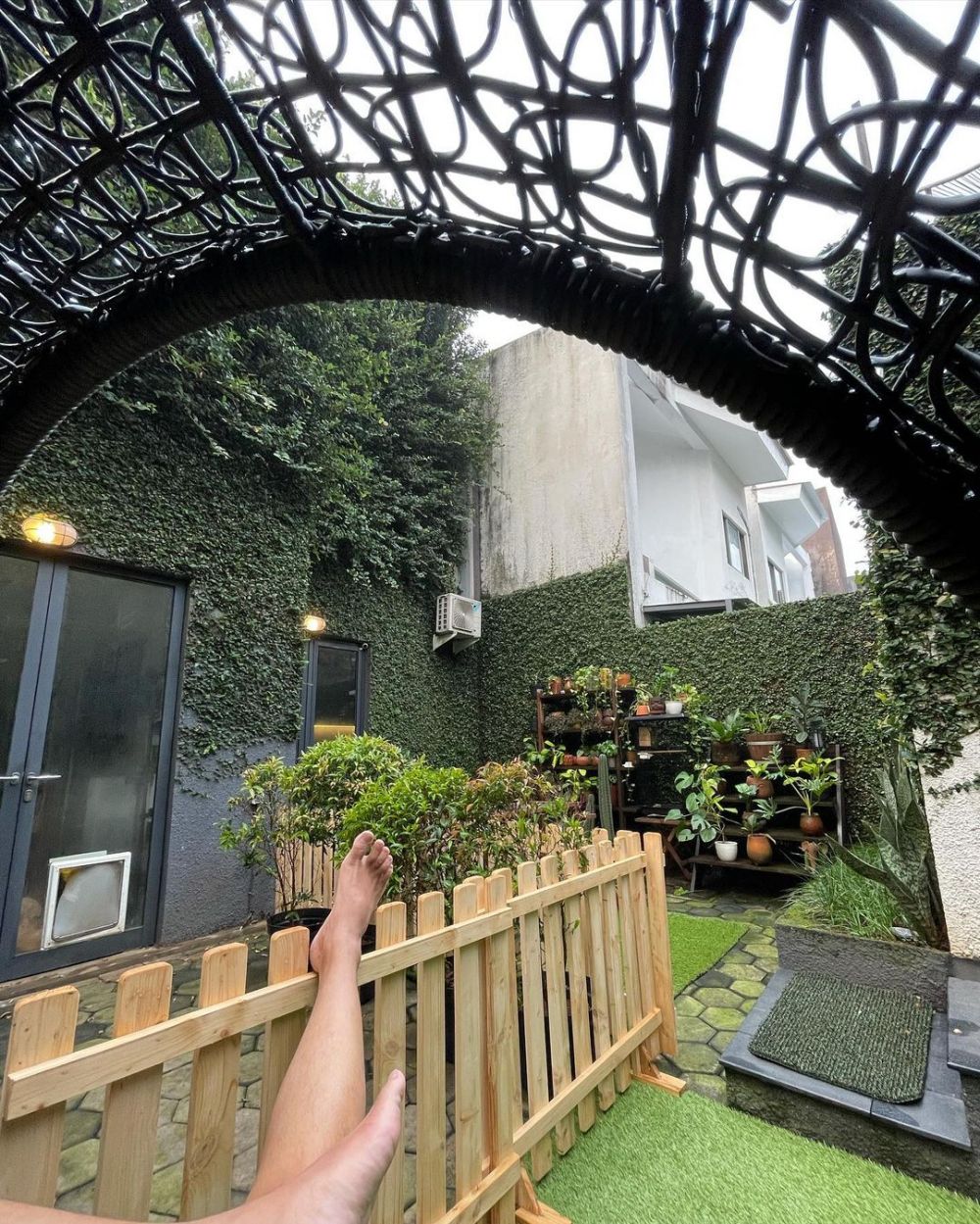 8 Potret halaman rumah Joko Anwar, ruang kerjanya menyatu backyard