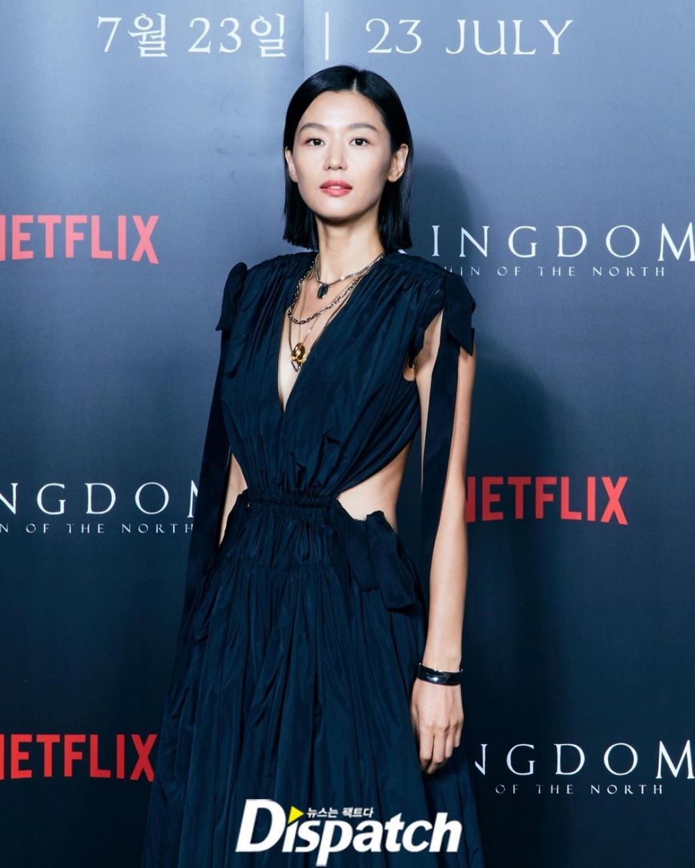 9 Gaya Jun Ji-hyun di konferensi pers Kingdom, bajunya curi perhatian