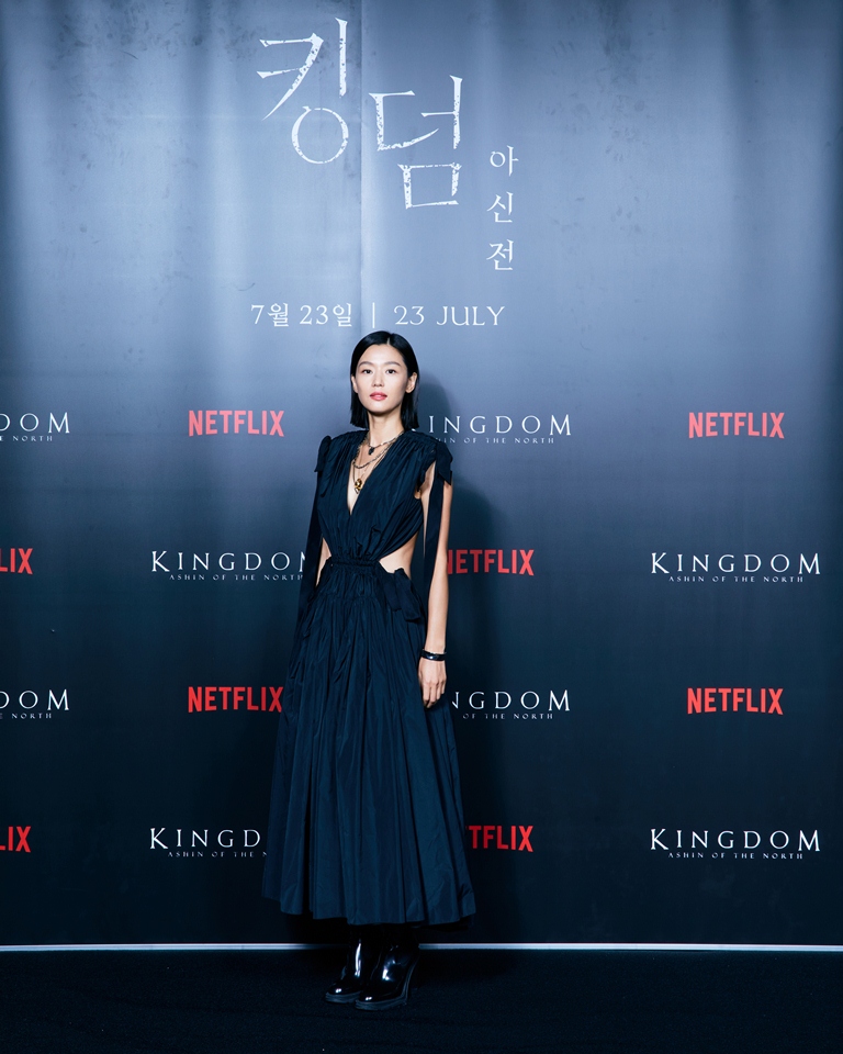 9 Gaya Jun Ji-hyun di konferensi pers Kingdom, bajunya curi perhatian