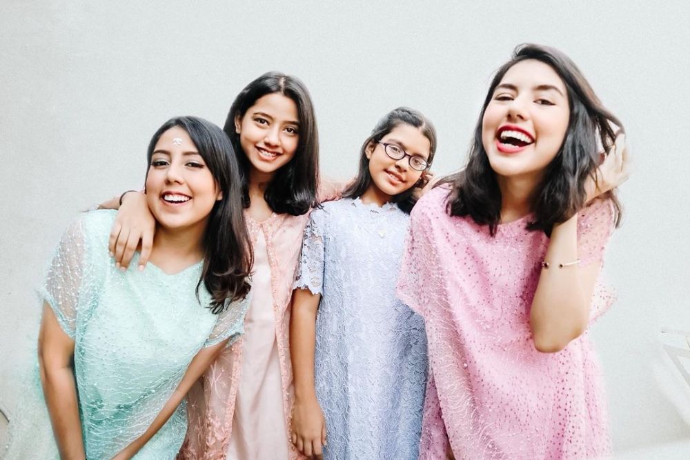 Jarang terekspos, begini potret 9 YouTuber Tanah Air bareng saudaranya