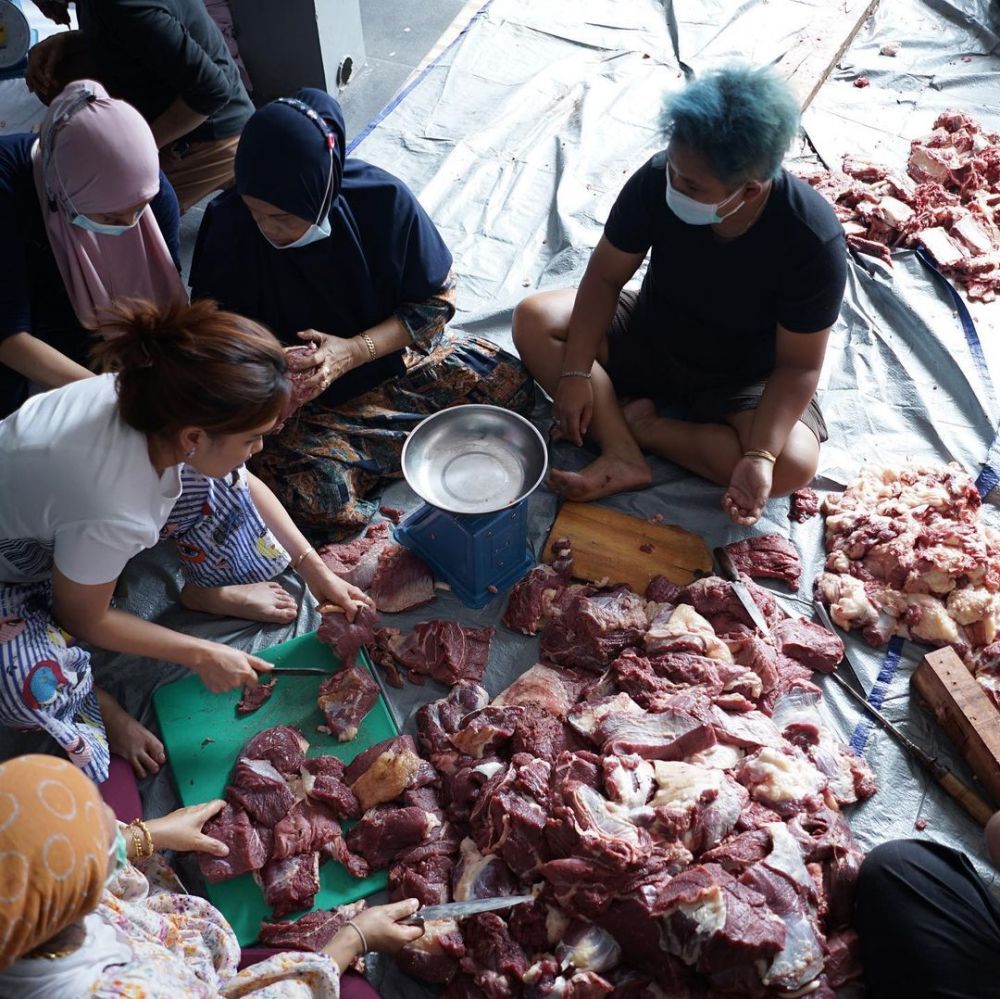 9 Momen Ayu Ting Ting potong daging kurban saat Idul Adha, tuai pujian
