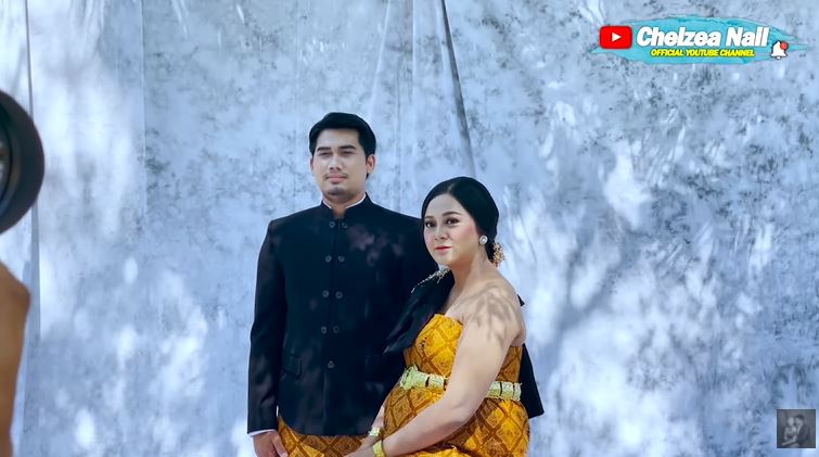 9 Gaya pemotretan maternity Chelzea Verhoeven, usung adat Jawa