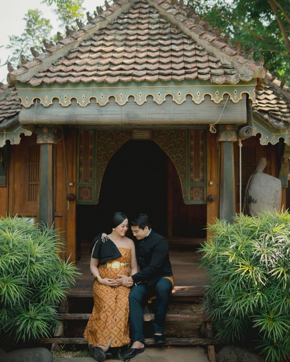 9 Gaya pemotretan maternity Chelzea Verhoeven, usung adat Jawa