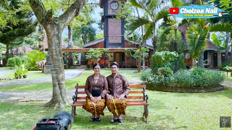 9 Gaya pemotretan maternity Chelzea Verhoeven, usung adat Jawa