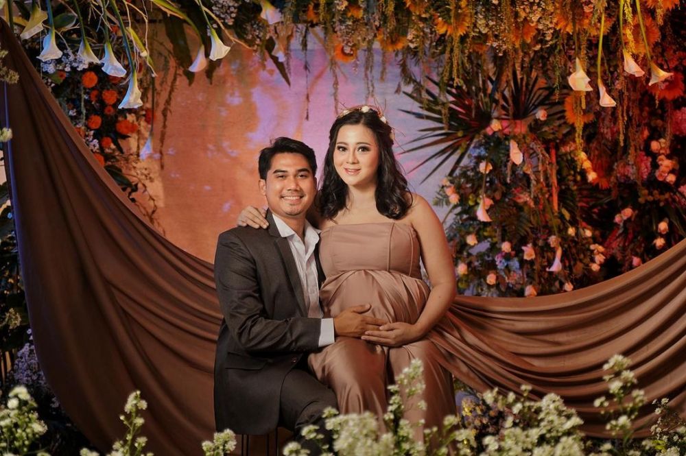 9 Gaya pemotretan maternity Chelzea Verhoeven, usung adat Jawa