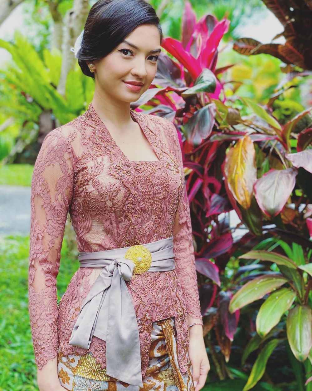 Pesona 9 seleb blasteran pakai baju adat Bali, Luna Maya menawan