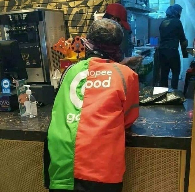 11 Cara absurd orang pakai baju ini bikin senyum lebar