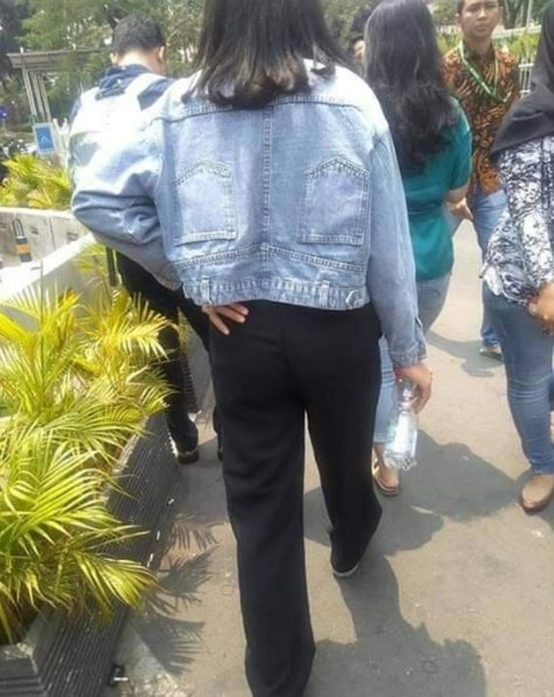 11 Cara absurd orang pakai baju ini bikin senyum lebar