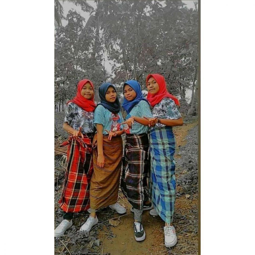 11 Cara absurd orang pakai baju ini bikin senyum lebar